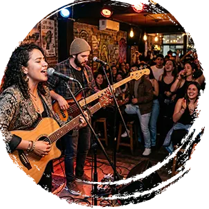 Un músico tocando una guitarra acústica bajo un reflector cálido, creando un ambiente íntimo para los asistentes.
